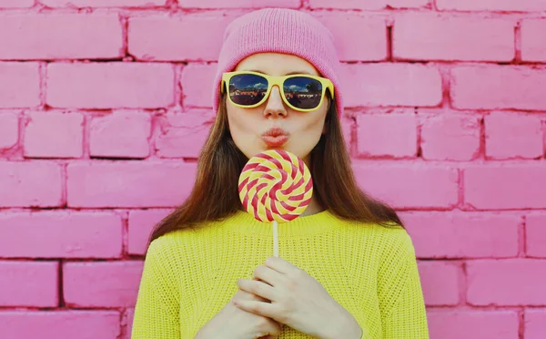 Retrato Menina Com Pirulito Colorido Vestindo Uma Camisola Amarela Chapéu — Fotografia de Stock