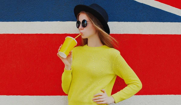 Retrato Mujer Joven Con Taza Jugo Sobre Fondo Pared Bandera —  Fotos de Stock