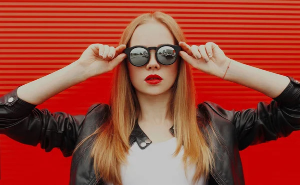 Porträt Einer Jungen Blonden Frau Mit Sonnenbrille Auf Rotem Hintergrund — Stockfoto