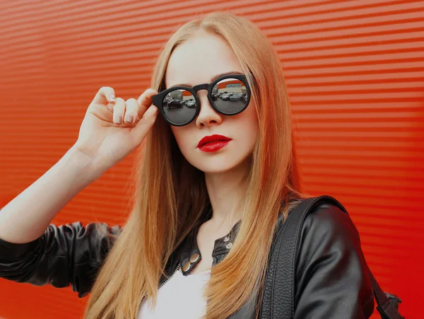 Porträt Einer Jungen Blonden Frau Mit Sonnenbrille Auf Rotem Hintergrund — Stockfoto