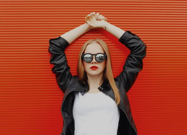 Retrato Mujer Rubia Joven Gafas Sol Sobre Fondo Rojo — Foto de Stock