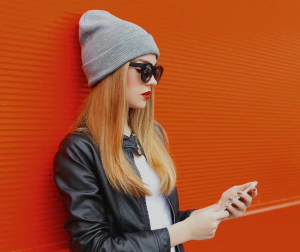 Retrato Una Joven Moderna Con Teléfono Ciudad Sobre Fondo Rojo — Foto de Stock