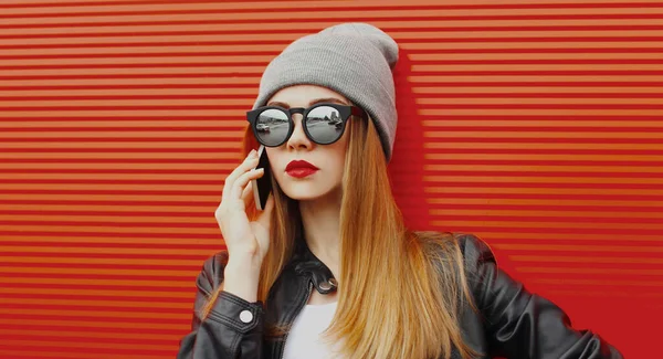 Modern Genç Bir Kadının Portresi Kırmızı Arka Planda Akıllı Telefondan — Stok fotoğraf