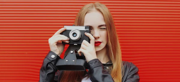 Retrato Fotógrafa Jovem Com Câmera Filme Vintage Fundo Vermelho — Fotografia de Stock