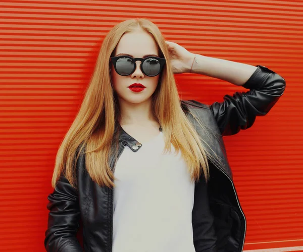 Portret Van Jonge Blonde Vrouw Een Zonnebril Een Rode Achtergrond — Stockfoto