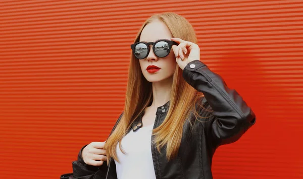 Retrato Mujer Rubia Joven Gafas Sol Sobre Fondo Rojo —  Fotos de Stock