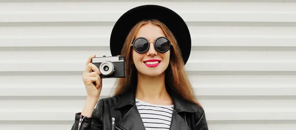 Retrato Una Joven Fotógrafa Con Cámara Cine Vintage Sobre Fondo — Foto de Stock