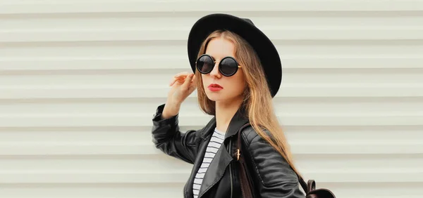 Retrato Una Mujer Joven Elegante Con Sombrero Redondo Negro Chaqueta —  Fotos de Stock