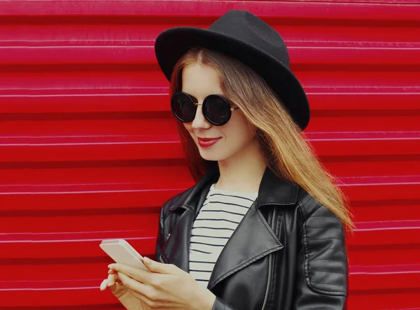 Şehirde Kırmızı Duvar Arkasında Telefonu Olan Genç Bir Kadının Portresi — Stok fotoğraf