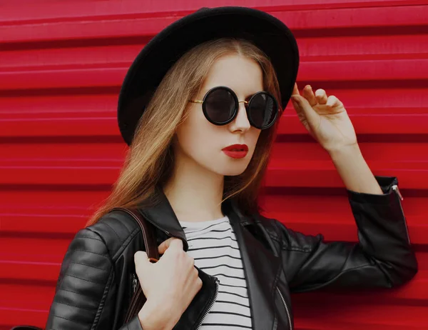 Retrato Una Mujer Joven Elegante Con Sombrero Redondo Negro Chaqueta —  Fotos de Stock