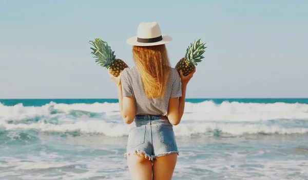 Vista Posteriore Giovane Donna Che Tiene Ananas Sulla Spiaggia Sullo — Foto Stock