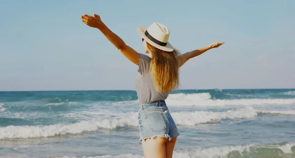 Achteraanzicht Vrouw Het Verhogen Van Haar Handen Omhoog Het Strand — Stockfoto