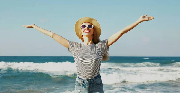 Feliz Sorrindo Mulher Levantando Mãos Praia Sobre Fundo Mar Dia — Fotografia de Stock