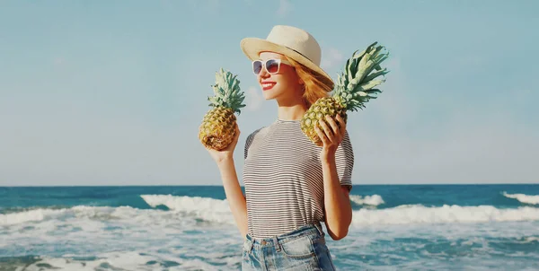 Ritratto Giovane Donna Felice Sorridente Con Ananas Sulla Spiaggia Sullo — Foto Stock