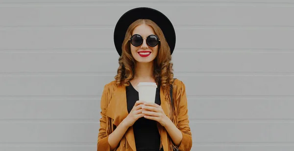 Porträt Einer Schönen Jungen Frau Mit Kaffeetasse Die Eine Braune — Stockfoto