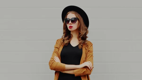 Portrait Beautiful Young Woman Wearing Black Hat Brown Jacket Gray — Stock Photo, Image