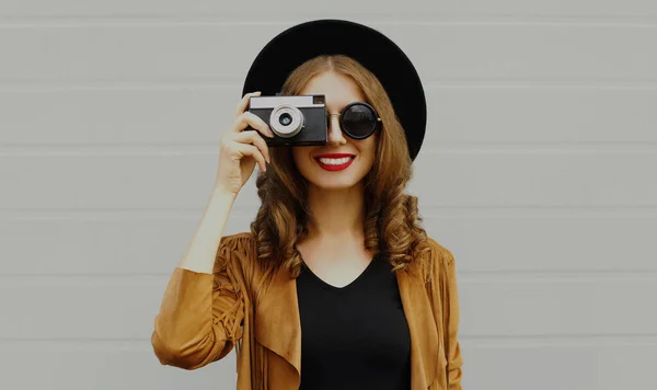 Retrato Joven Fotógrafa Sonriente Feliz Con Cámara Cine Vintage Con — Foto de Stock