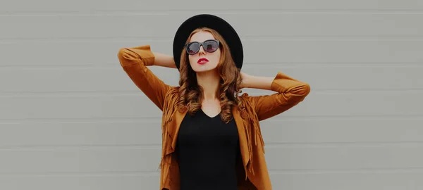 Portrait Beautiful Young Woman Wearing Black Hat Brown Jacket Gray — ストック写真