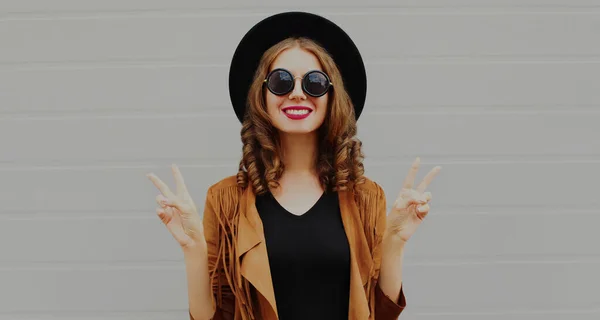 Portrait Beautiful Young Smiling Woman Wearing Black Hat Brown Jacket — Stockfoto
