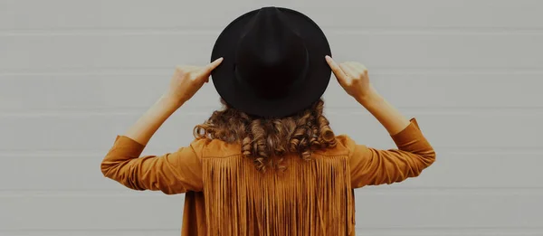 Rear View Close Stylish Woman Wearing Black Hat Jacket Gray — ストック写真
