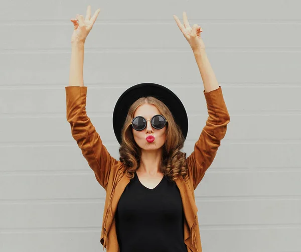 Portrait Beautiful Young Woman Raising Her Hands Wearing Black Hat — Stock fotografie