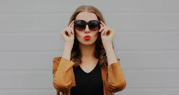 Retrato Una Hermosa Joven Que Sopla Labios Rojos Con Gafas —  Fotos de Stock