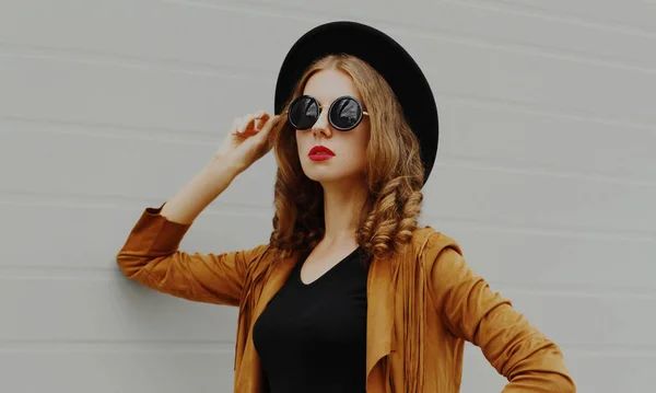 Portrait Beautiful Young Woman Wearing Black Hat Brown Jacket Gray — ストック写真