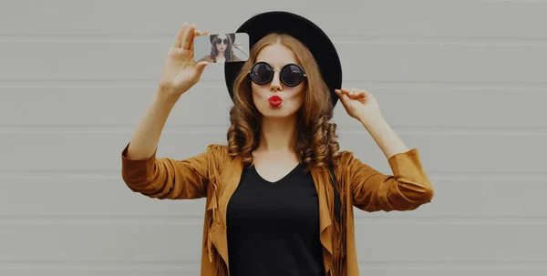 Portrait Femme Élégante Prenant Selfie Photo Par Smartphone Portant Chapeau — Photo