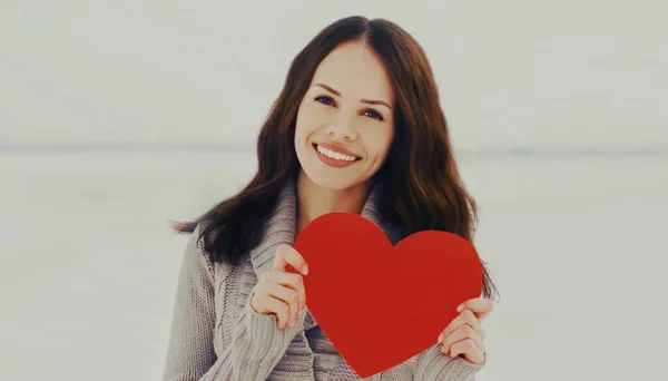 Retrato Una Joven Feliz Sonriente Sosteniendo Corazón Rojo Papel Aire — Foto de Stock