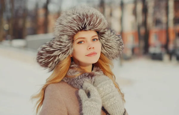 Portret Pięknej Młodej Blondynki Kapeluszu Zewnątrz — Zdjęcie stockowe