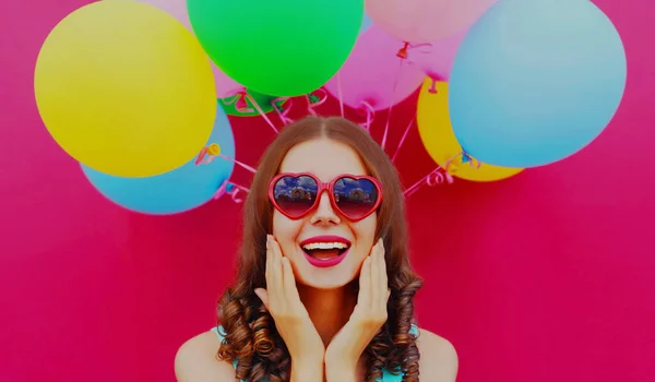Feliz Sorprendida Joven Sonriente Con Globos Colores Sobre Fondo Rosa — Foto de Stock
