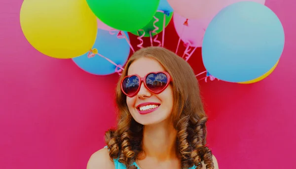 Porträtt Glad Leende Ung Kvinna Med Färgglada Ballonger Rosa Bakgrund — Stockfoto