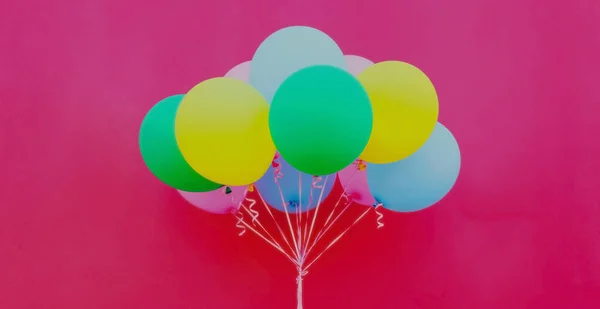 Großaufnahme Bündel Festlicher Bunter Luftballons Auf Rosa Hintergrund — Stockfoto