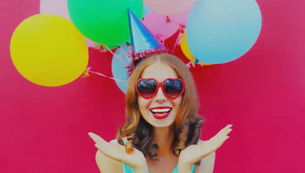Feliz Surpresa Jovem Mulher Boné Aniversário Com Balões Coloridos Fundo — Fotografia de Stock