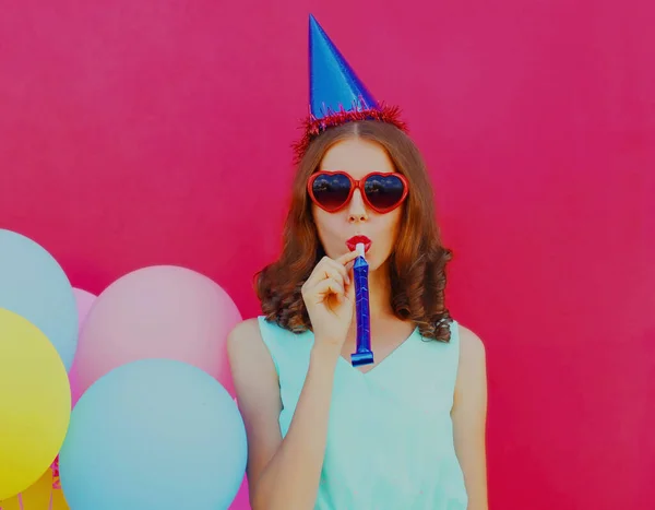 Porträtt Glad Ung Kvinna Födelsedagshatt Med Färgglada Ballonger Rosa Bakgrund — Stockfoto