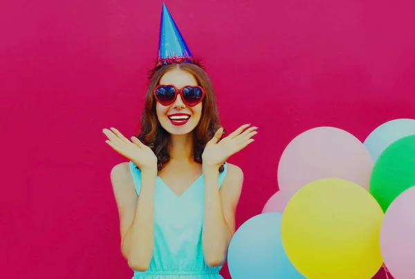 Glad Förvånad Leende Ung Kvinna Födelsedagshatt Med Färgglada Ballonger Rosa — Stockfoto