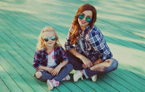 Portrait Mère Enfant Élégants Portant Des Lunettes Soleil Chemises Dans — Photo