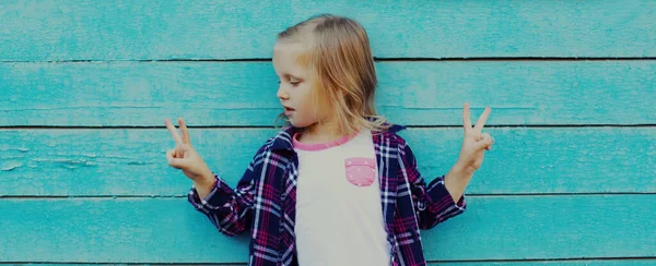 Porträt Eines Stilvollen Kleinen Mädchens Das Auf Blauem Holzgrund Posiert — Stockfoto