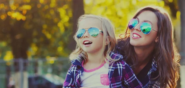 Portrait Stylish Mother Child Looking Wearing Sunglasses City Park — Stock fotografie