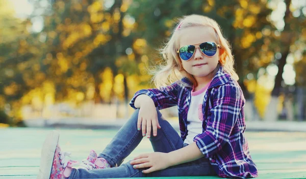 Portrait Stylish Little Girl Child Posing City Park — Foto Stock