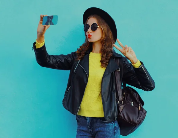 Stylish Woman Taking Selfie Picture Smartphone Wearing Black Hat Backpack — Stock Fotó