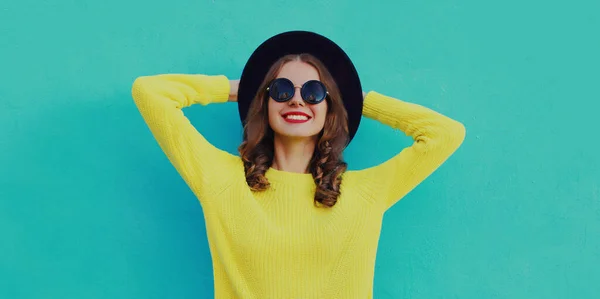 Portrait Beautiful Young Woman Wearing Black Hat Yellow Sweater Blue — ストック写真