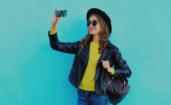 Stylish Woman Taking Selfie Picture Smartphone Wearing Black Hat Backpack — Foto de Stock