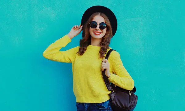 Portrait Smiling Young Woman Wearing Black Hat Yellow Sweater Backpack — Stock fotografie