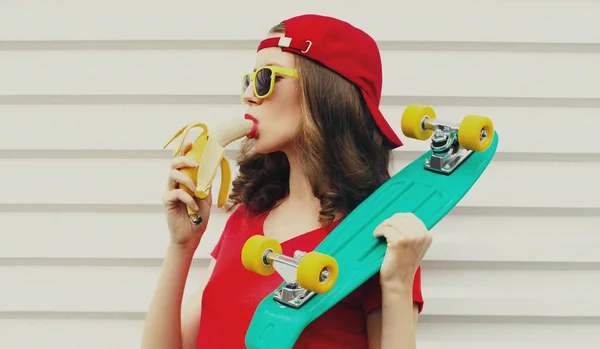 Retrato Mulher Comendo Banana Com Skate Fundo Branco — Fotografia de Stock