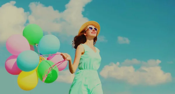 Feliz Joven Sonriente Con Montón Globos Colores Con Sombrero Paja — Foto de Stock