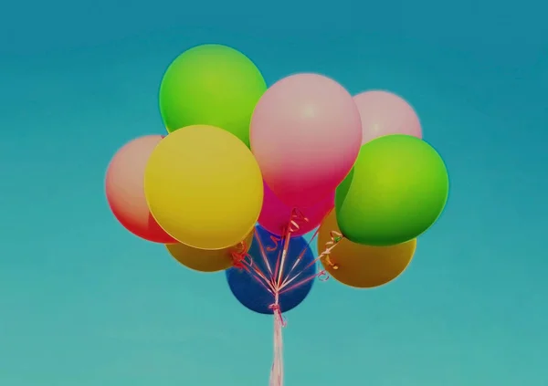 Bando Balões Coloridos Voando Fundo Azul Céu — Fotografia de Stock