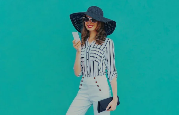 색둥근 모자를 배경에 줄무늬 셔츠를 아름다운 여자의 — 스톡 사진