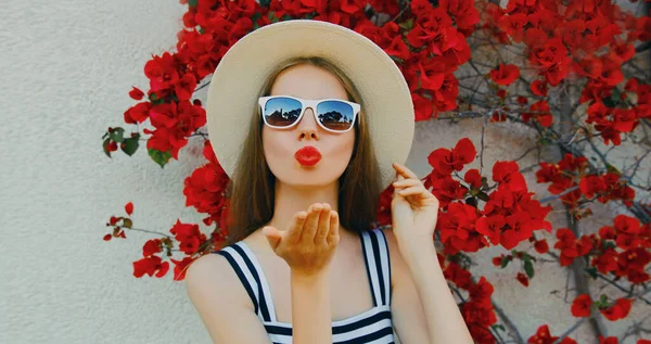 Porträt Der Schönen Frau Bläst Rote Lippen Senden Süßen Luftkuss — Stockfoto