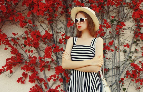 Portret Van Een Mooie Vrouw Met Een Zomerse Strohoed Een — Stockfoto